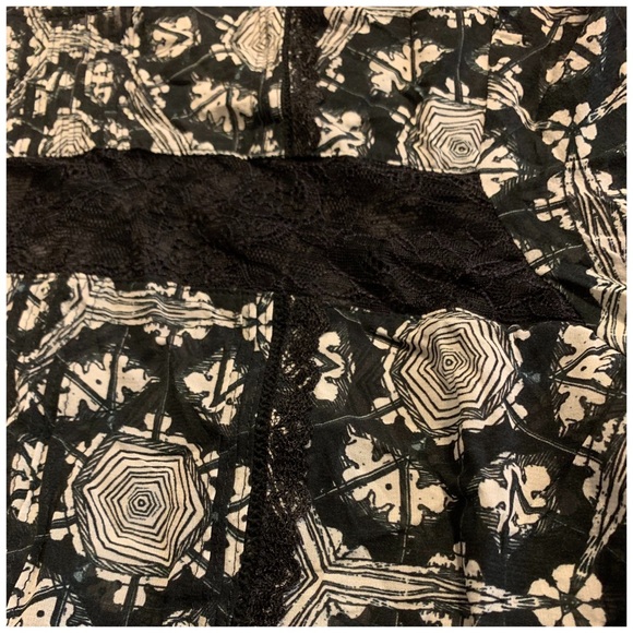 Alice + Olivia Angeline Top in Hexagon Shell (see description, missing button) - Picture 6 of 10